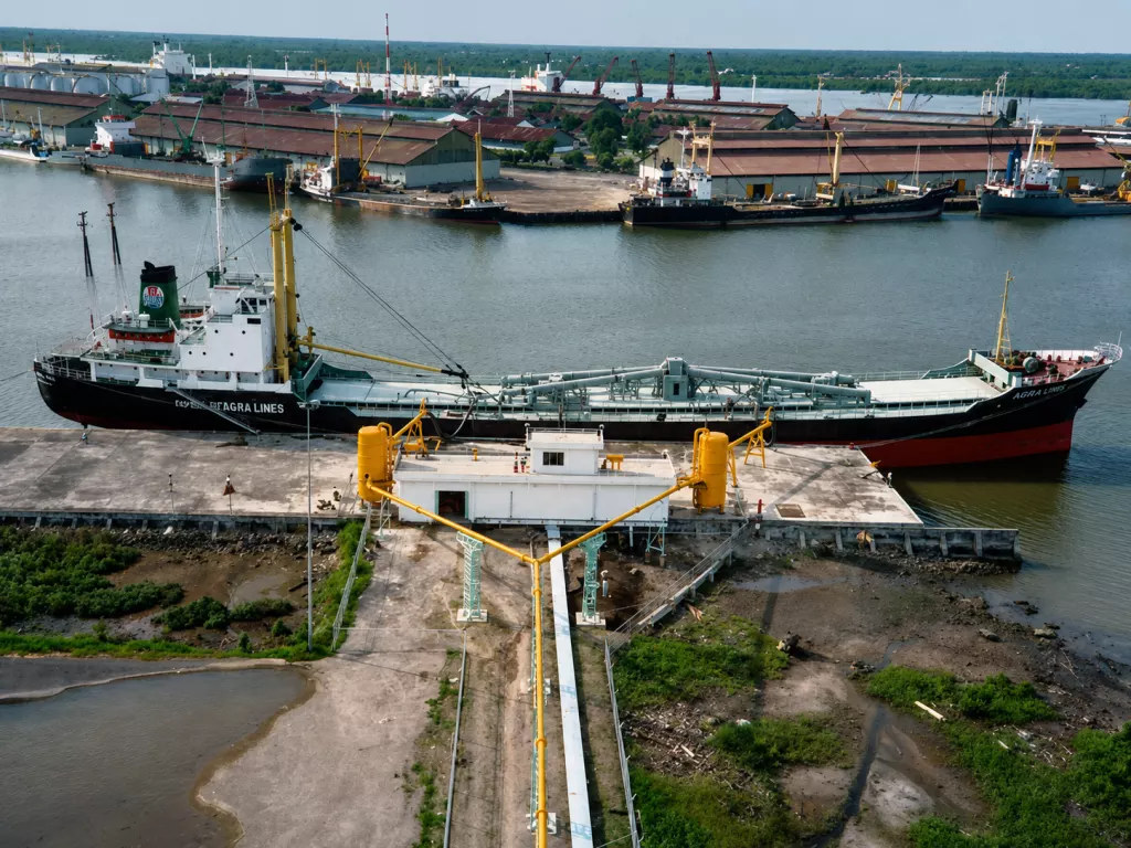 Barge-to-silo Unloaders